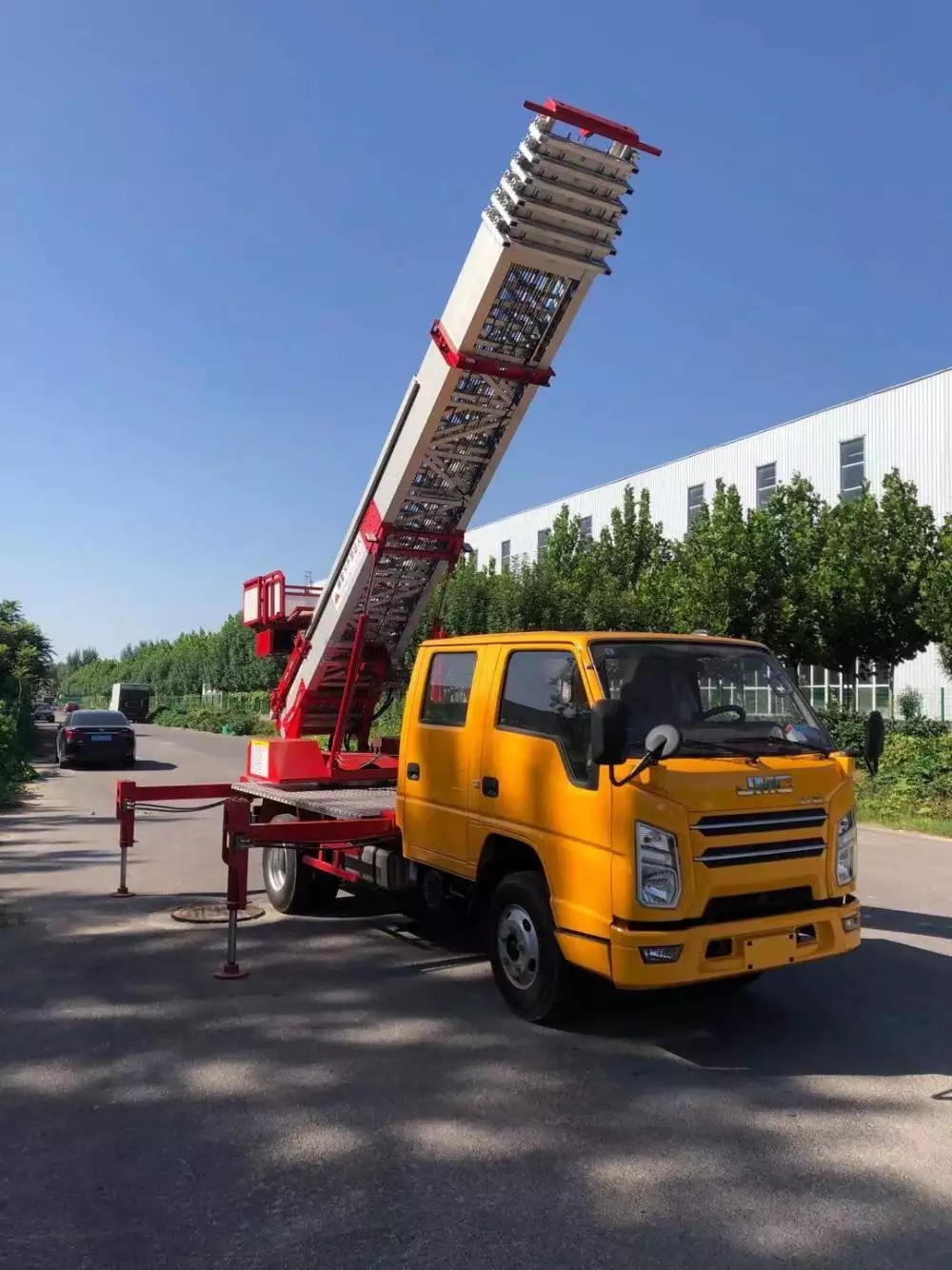 贡井附近的云梯车出租服务：轻松解决高空作业需求