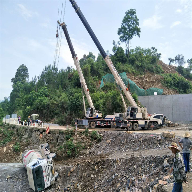 贡井汽车掉沟里叫吊车救援要多少钱